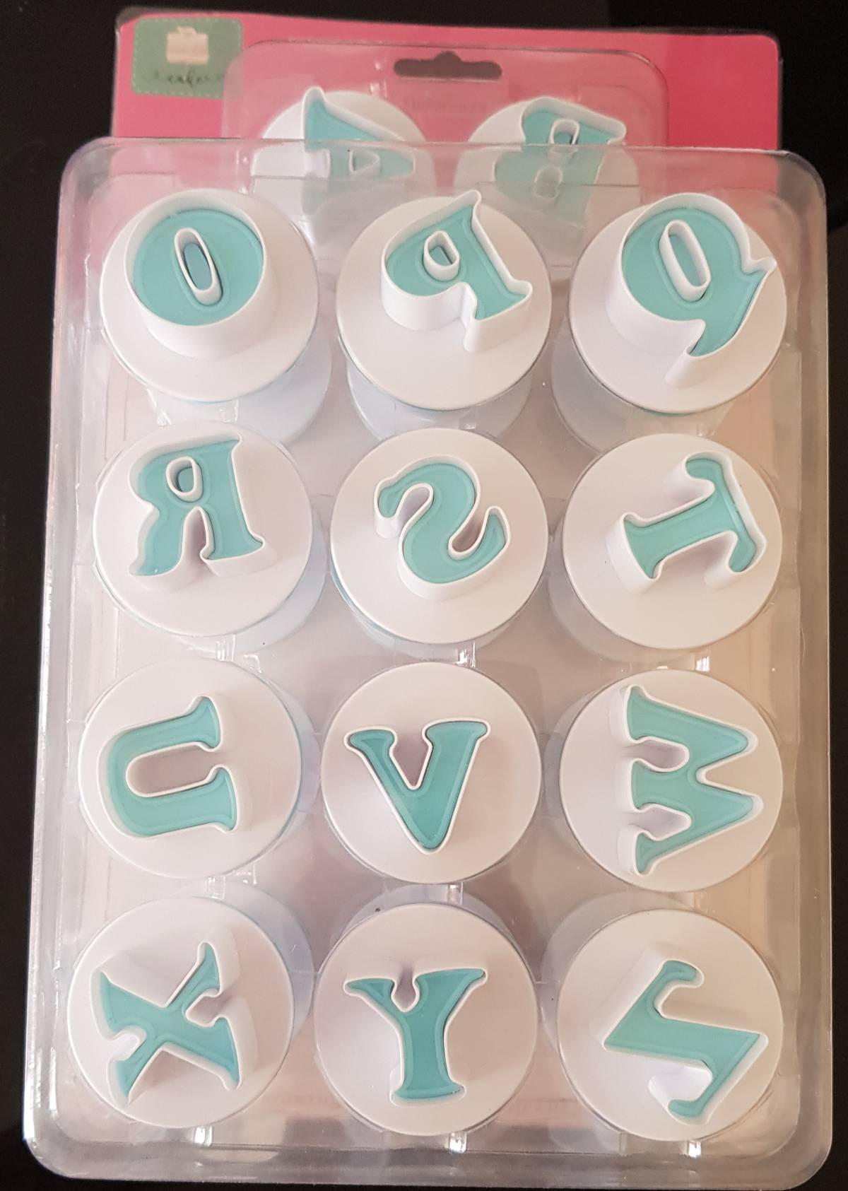 "Expulsor de letras y números mayúsculas"