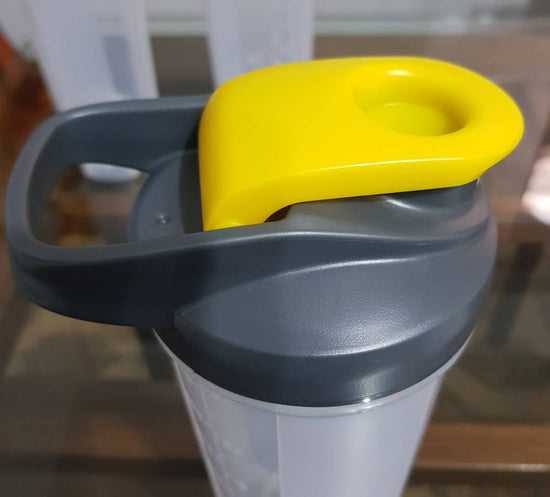Botella mezcladora de proteínas, leche,vitaminas.